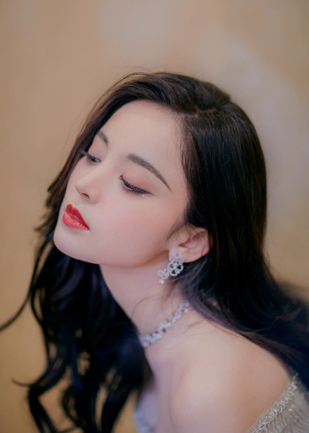 古力娜扎受邀参加韩国大型颁奖典礼,全场最美