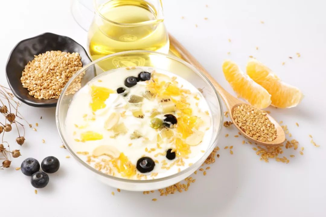 太神奇了酸奶里倒入亚麻籽油竟然有这么神奇的反应