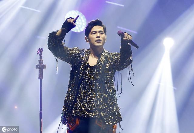 周杰伦演唱会申请遭拒,吐槽小巨蛋装不下铁粉,网友:写歌骂它