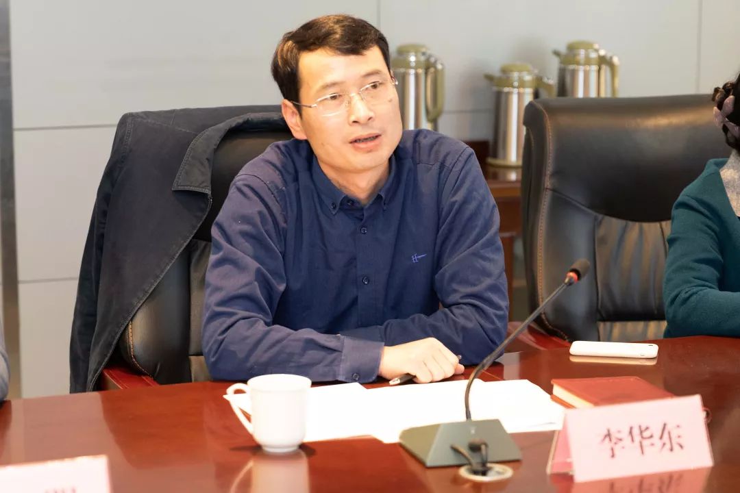 区委书记戴华杰以人大代表身份回选区接待选民