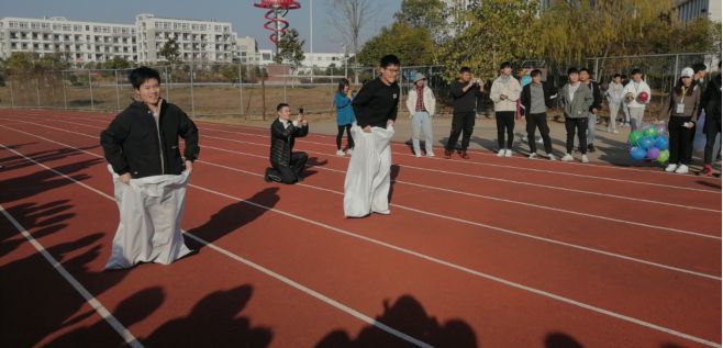 蹲跳接力海底捞月比赛项目共8项:为了丰富同学们的课余生活,营造和谐