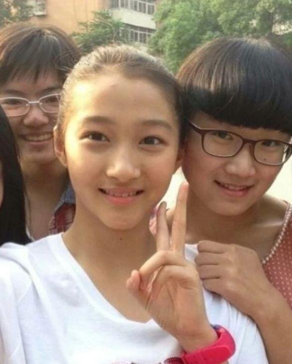 关晓彤中学旧照被扒,把"死亡芭比粉"穿身上,腿精少女真不假