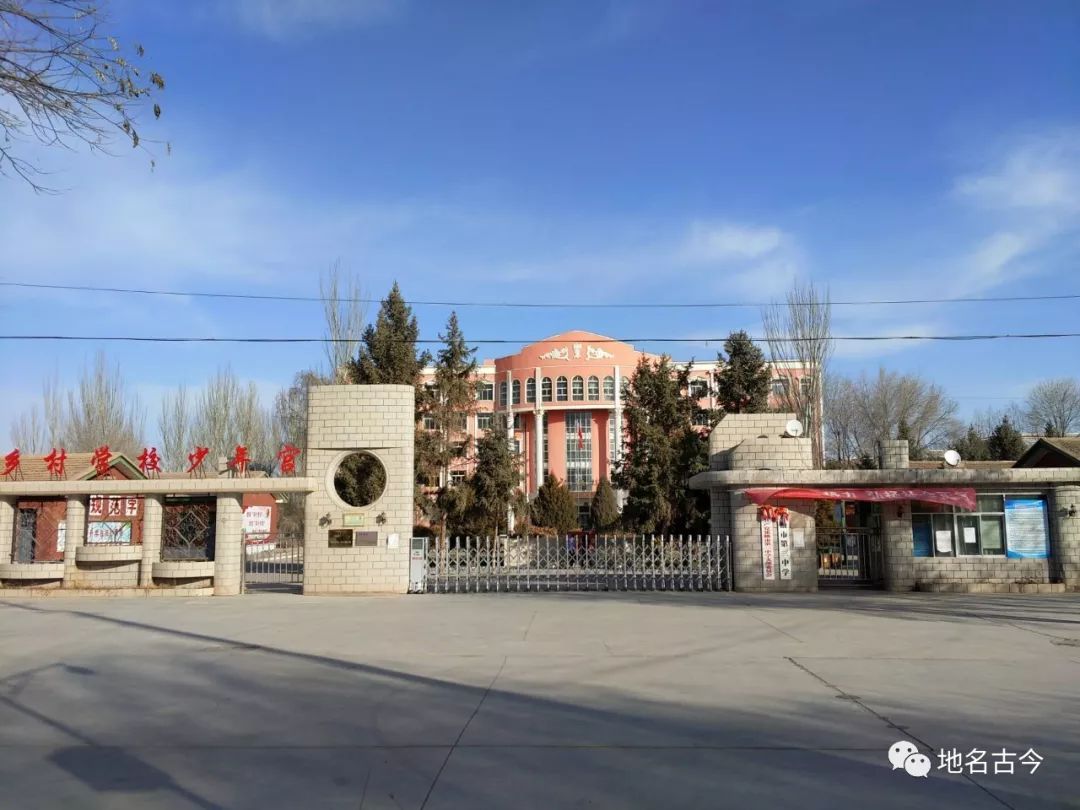 张掖三中新校门虽然不在一线当老师了,但师生的情谊还在.