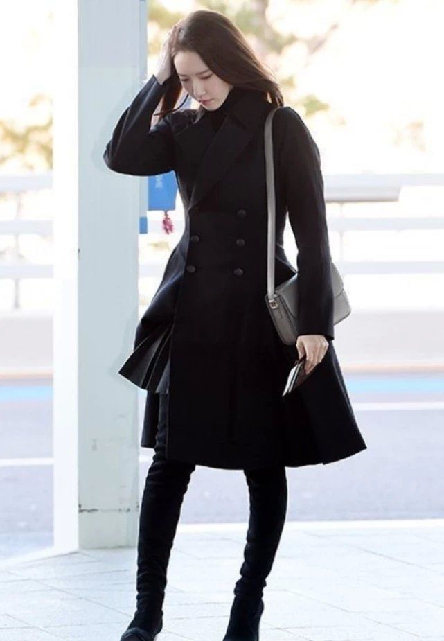 林允儿把长靴当裤子穿,却无意暴露"o型腿",这样的腿型跪了