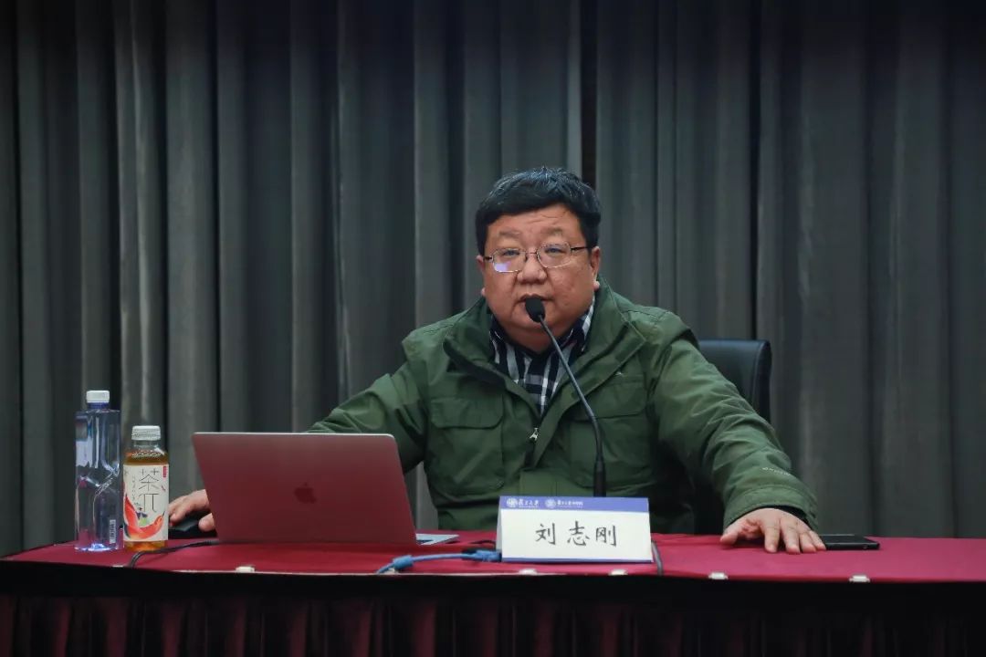 事务所律师,复旦大学法学院校友江国强在现场进行普法宣传和法律咨询