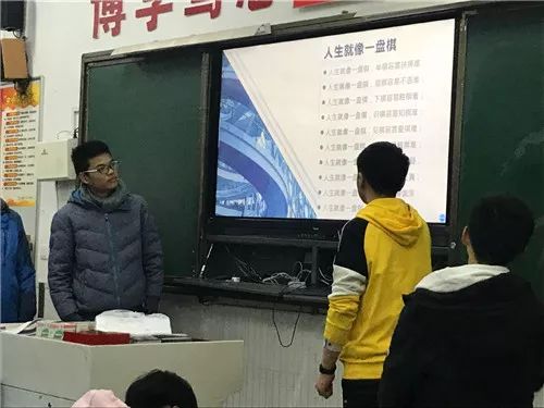 班会由男生寝室承办,万骐骥,邬翔,王明,陶新元四位同学担任主持人.