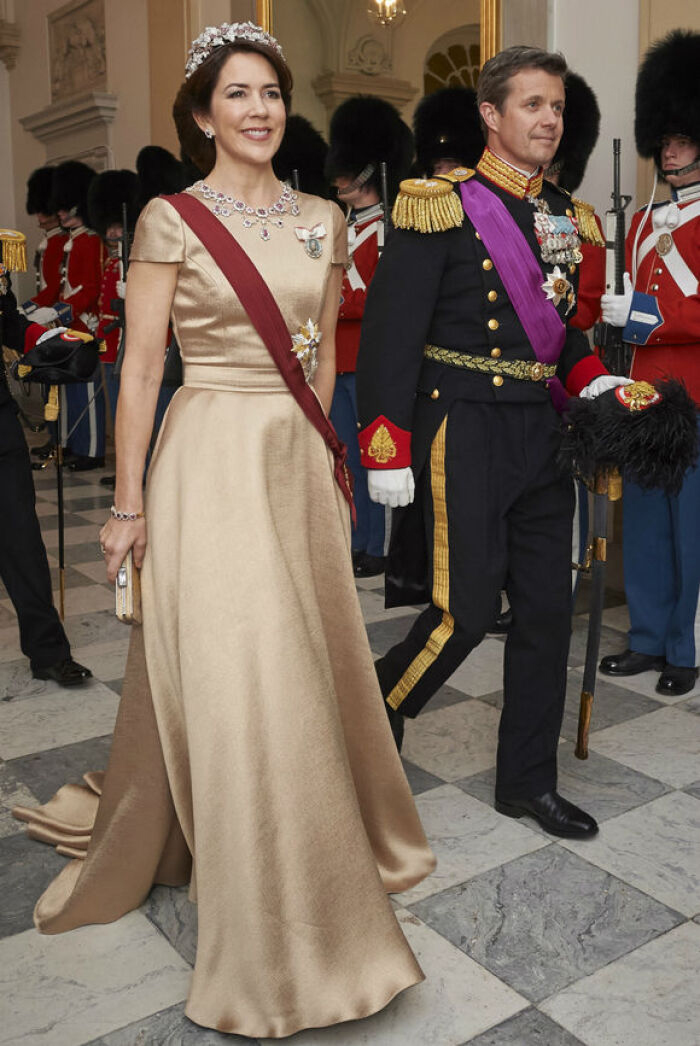 丹麦王储妃玛丽白衣长裙，简单造型自带光芒，47岁四娃妈气质出众_凯特