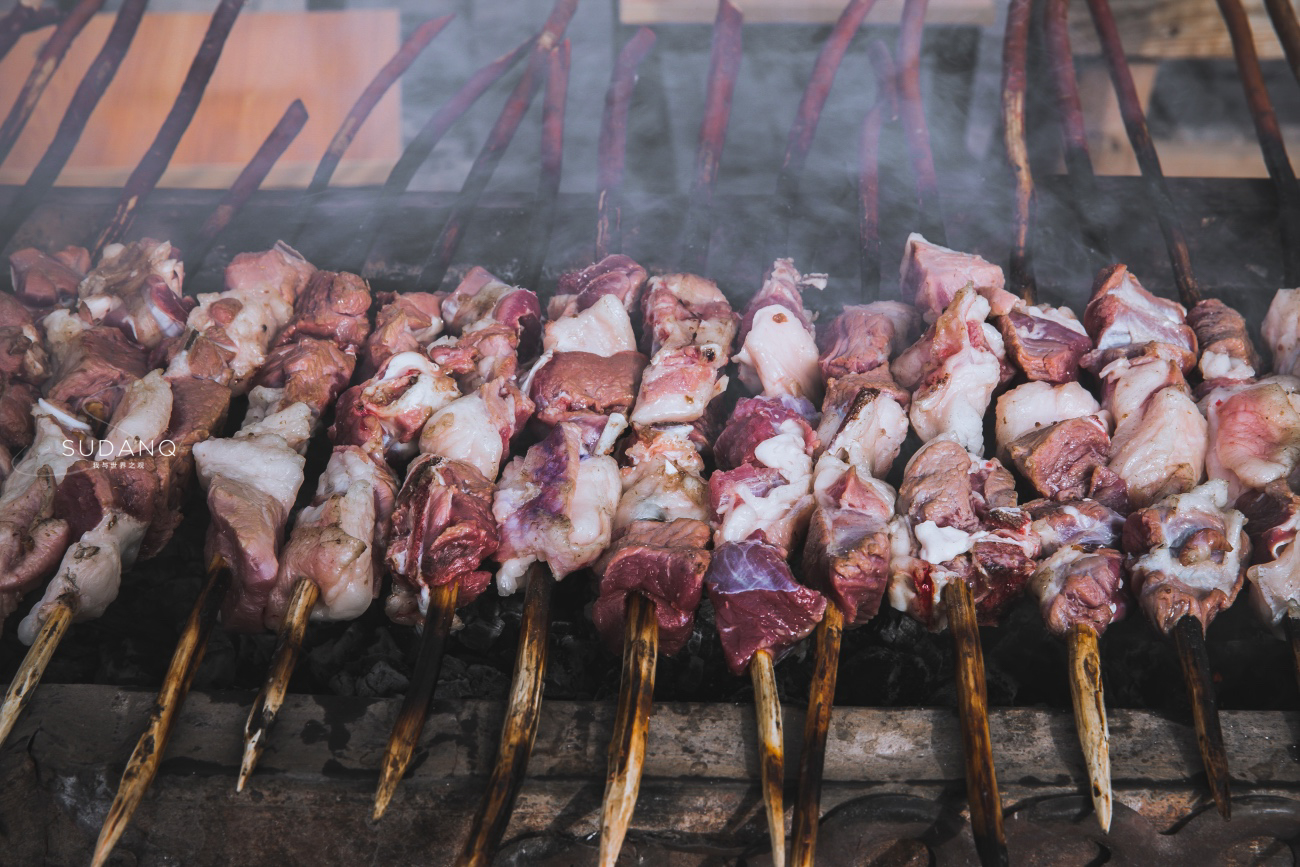 新疆红柳烤肉真的好吃？一串30块钱，游客嫌贵又馋嘴：真香呀