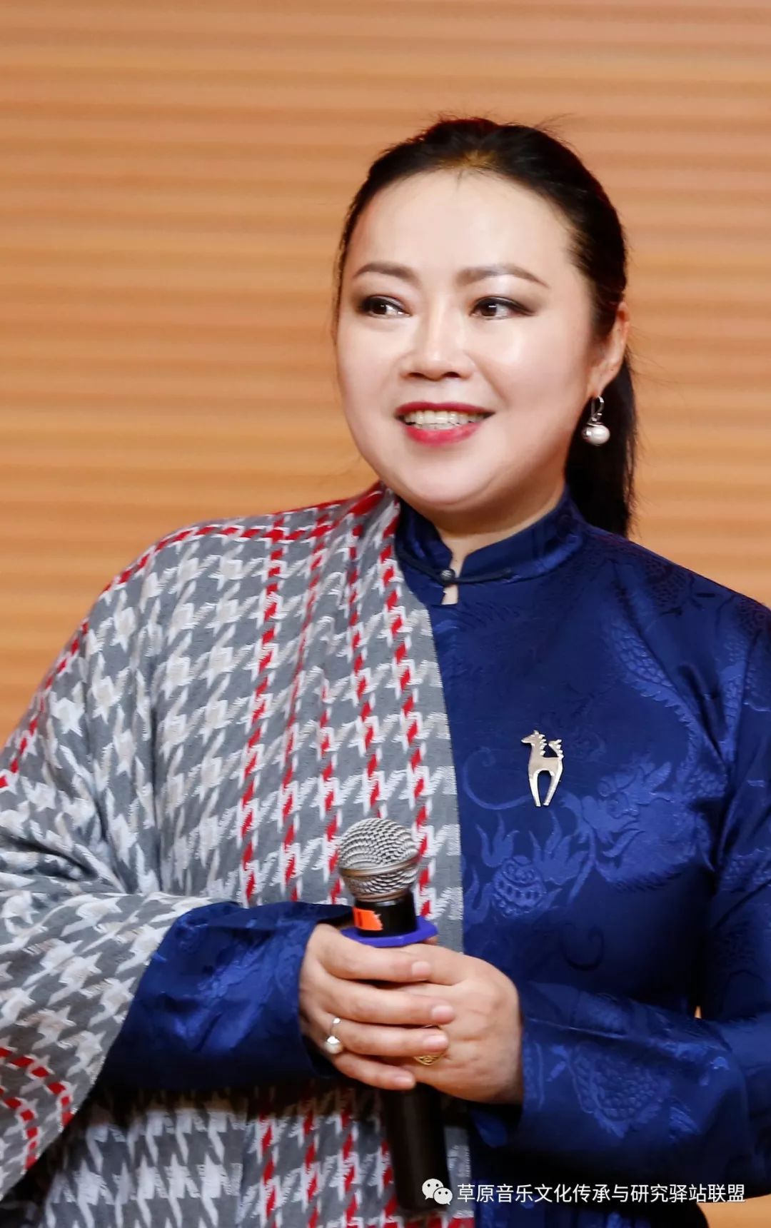 呼伦贝尔民歌传承班导师其其格玛民族音乐学系主任那日苏讲话音乐会