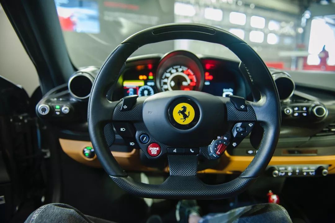 新车丨法拉利f8tributo的驾驶感受怎样还是听听教练怎么说的吧