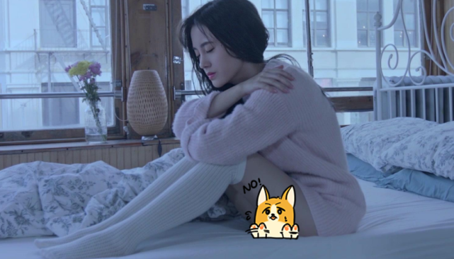 鞠婧祎拍mv时掀被子,却忘了自己穿的是短裙,粉丝疯狂截图!