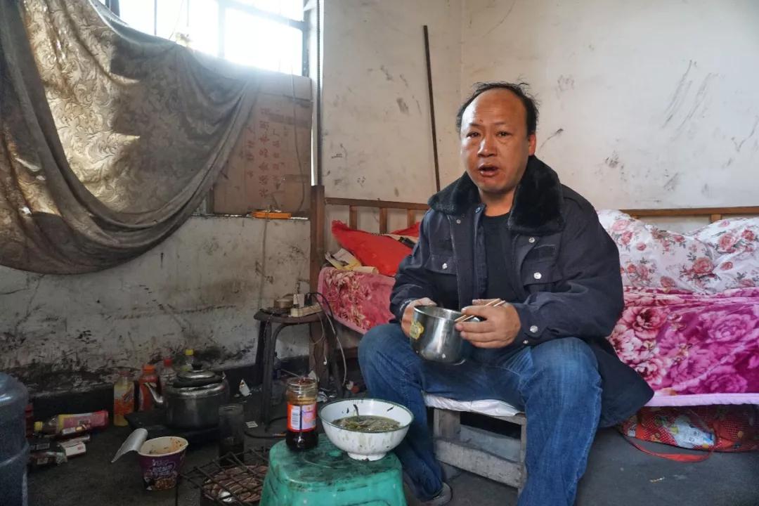 走进矿工,走进他们的宿舍,看到他们最朴实的生活……_富源县