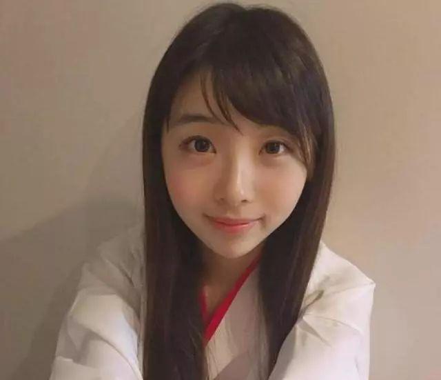 日本网友似乎十分喜欢这一挂的,还大赞她是"学生版石原里美".