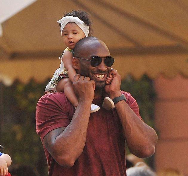 科比大女儿长高了!如今身高已1米9,身材爆表不输妈妈瓦妮莎