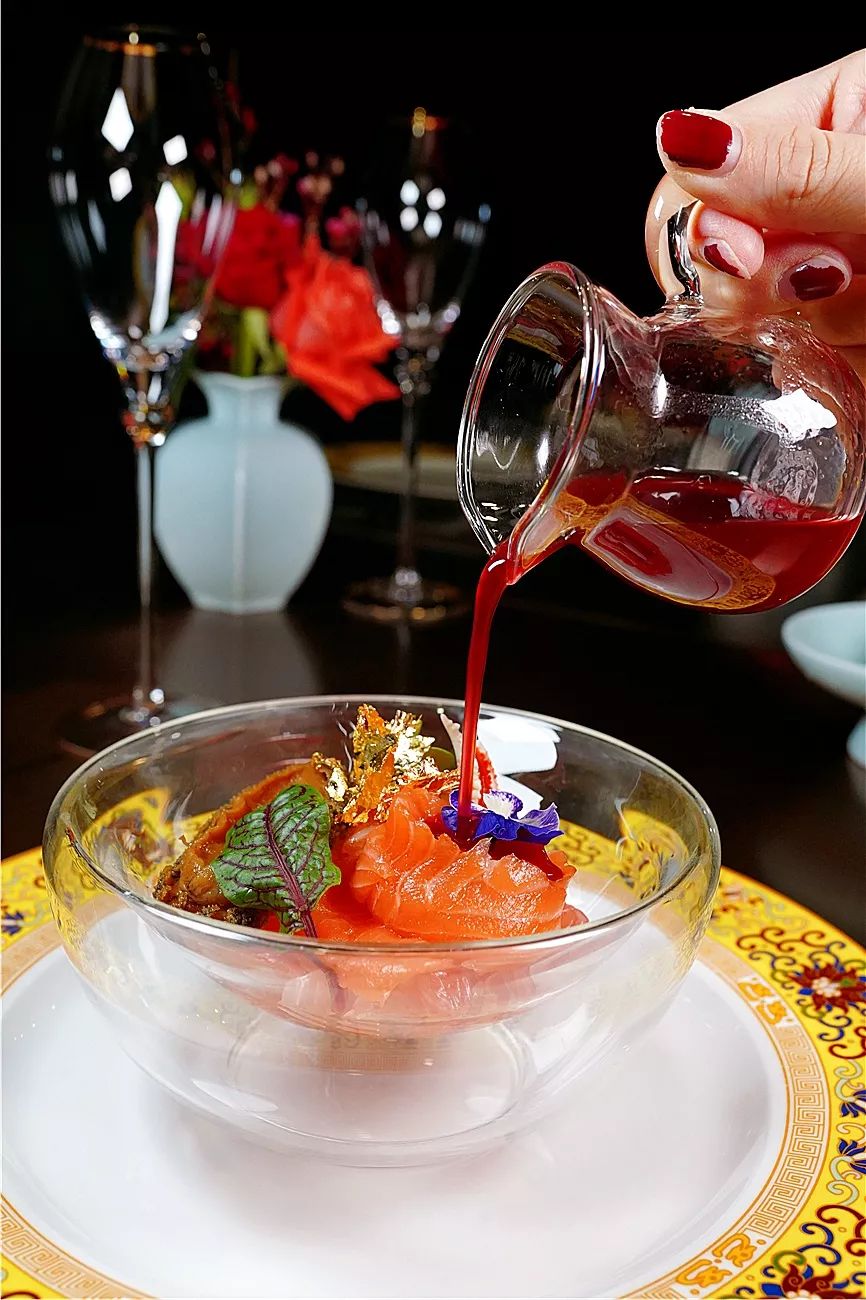 月光恋人:将蟹钳用西式香槟酒泡制,加上自己熬制的红梅汁加红酒勾汁