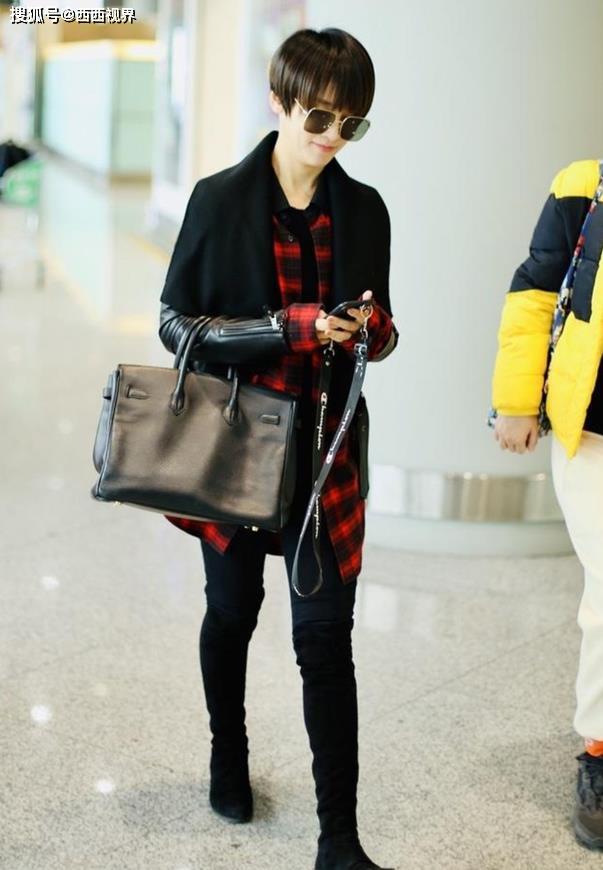 吴京老婆谢楠最新机场秀拼接外套搭格子衬衫