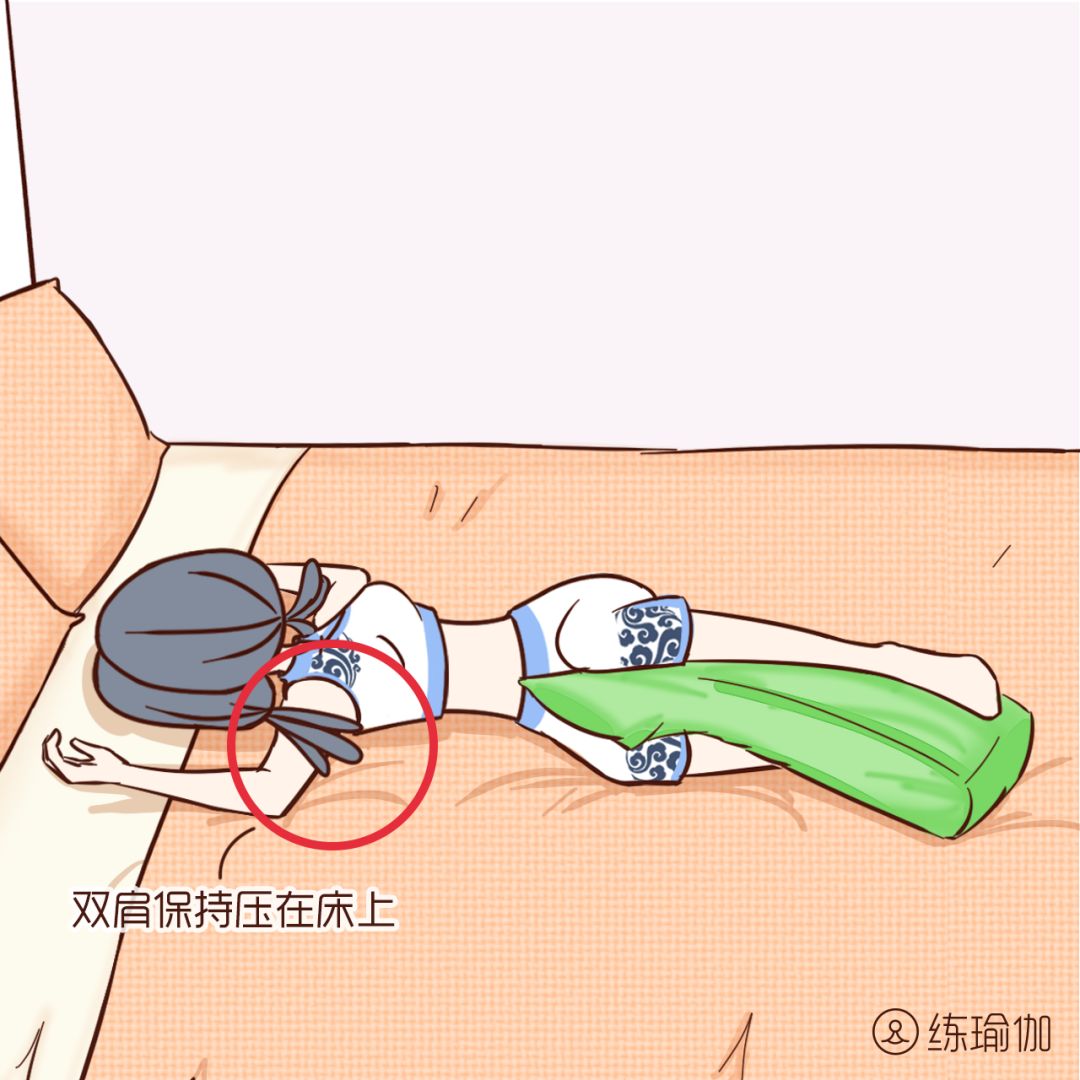 休息术仰卧在床上,双腿放在叠好的被子上,肚子改个毯子,双