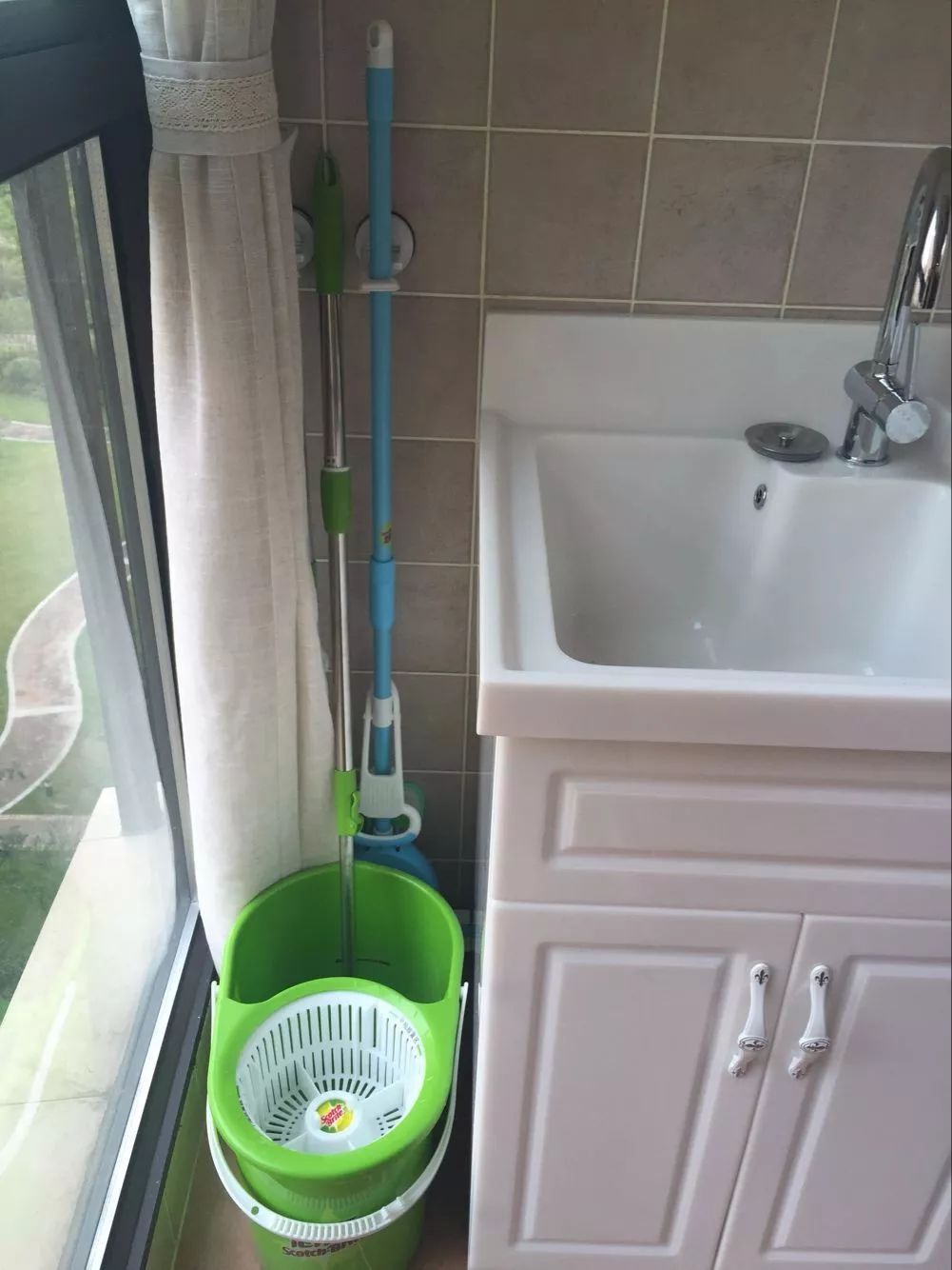 红星谈浴室丨拖把扫把,到底放哪里好?67很多人装修都没考虑到!_收纳