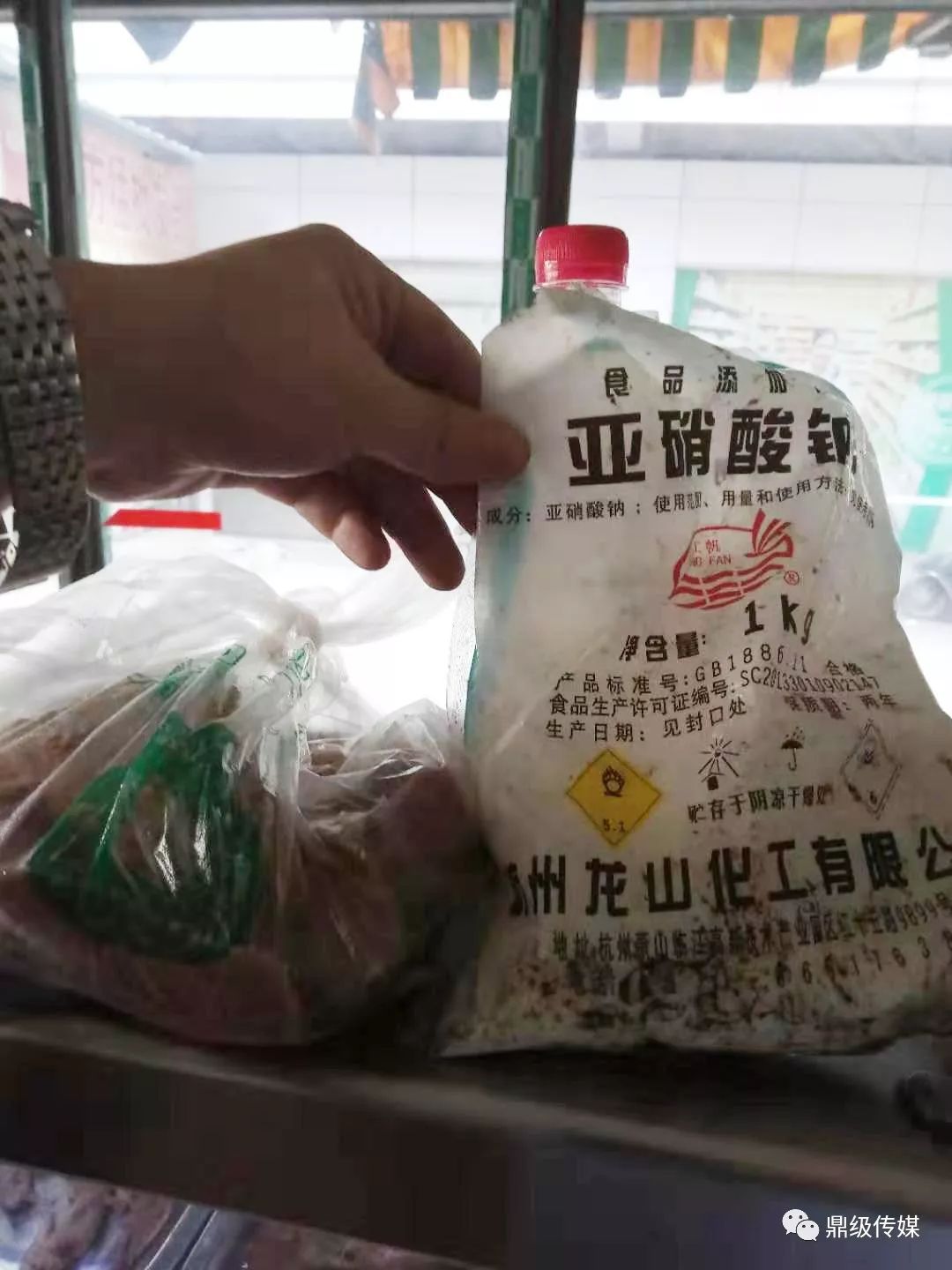 3公斤工业盐亚硝酸钠,加入到其制作的酱板鸡爪,鸭头,鸭架等卤制食品中