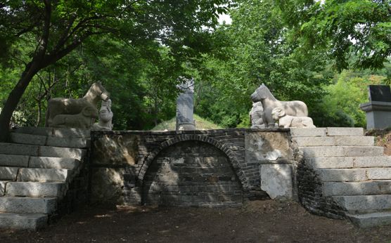 戚继光墓位于蓬莱市南王街道芝山南麓,该墓始建于明万历十七年(1589)