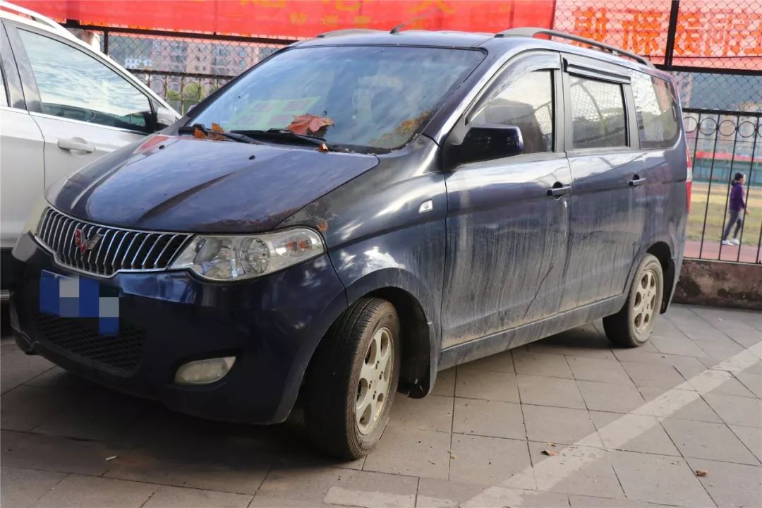 铜鼓街头"车霸"占位轮胎都瘪了,落满积灰!