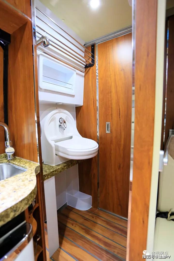 打开状态的卫生间空间可媲美6米级别c型房车,内部配备有折叠式洗手池