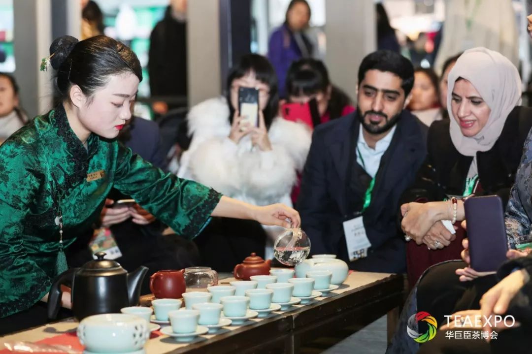 《国茶鉴赏》由中国茶宴第一人刘秋萍女士担任主讲,刘秋萍女士从视觉