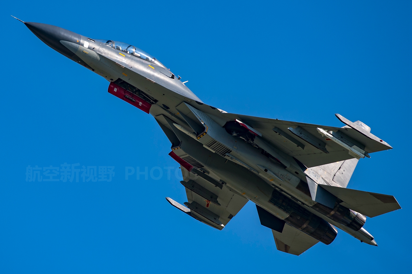 从外观上看,歼-16战机与俄制苏-30mkk有相似的地方,抛开涂装不谈,两者