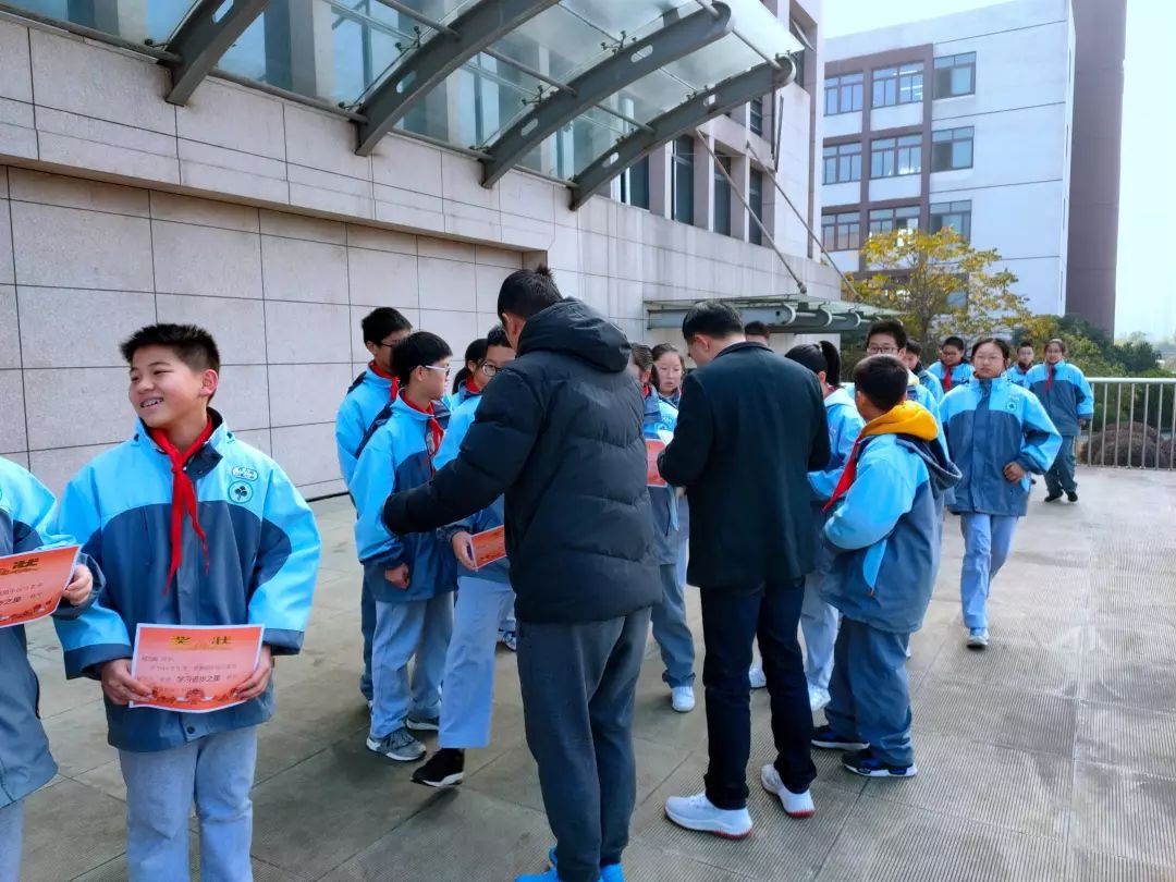 太炎动态汲取榜样力量激发奋进动力太炎中学召开初一年级期中优秀学生