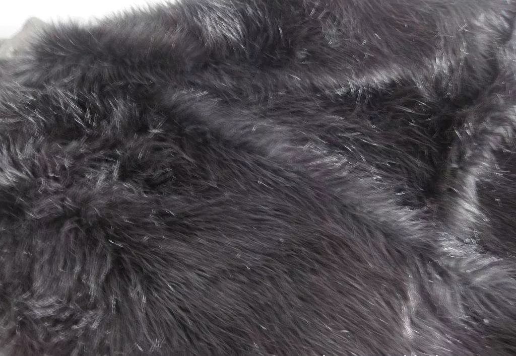 亦称海虎绒,绒毛平整挺立,毛从稠密坚挺,保暖性好,绒面光泽明亮,柔和
