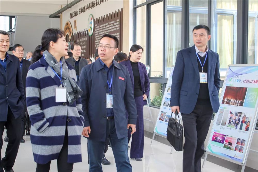 市人民政府副市长方维一行考察了7所海岛中小学校,实地检阅了《舟山市