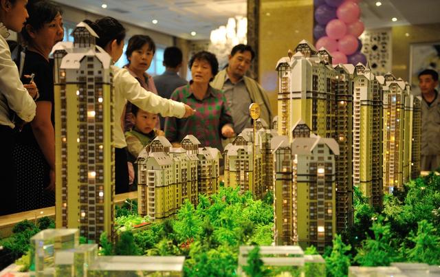 如果你有20万,买房,投资,炒股如何选择?看看富人都是怎么做的