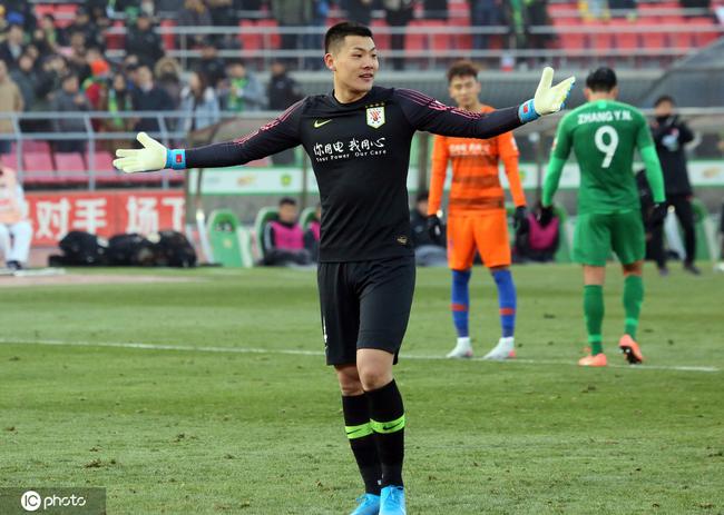 鲁能24名队员昨夜抵达上海 大雷伤无大碍随队出征_王大雷