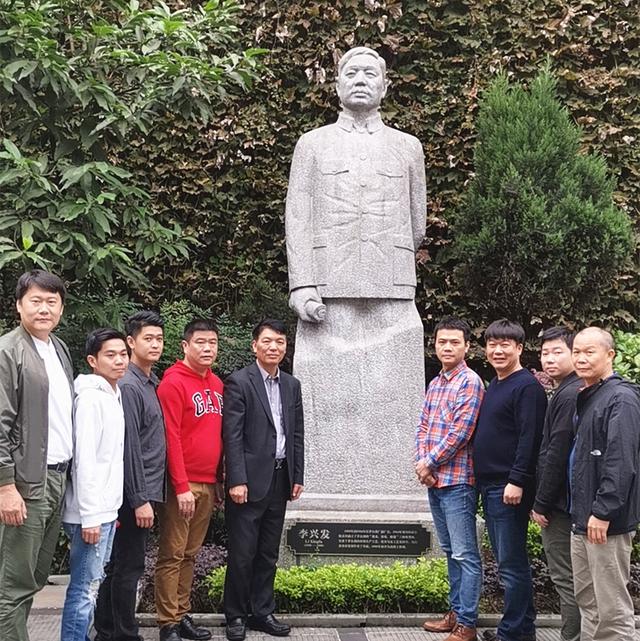 "老厂长"酒运营总部考察交流团赴茅台镇瞻仰"酱香之父"李兴发_中国