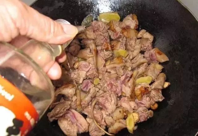 又到斗门人吃老鼠的时节今天为民除害做锅黄焖田鼠