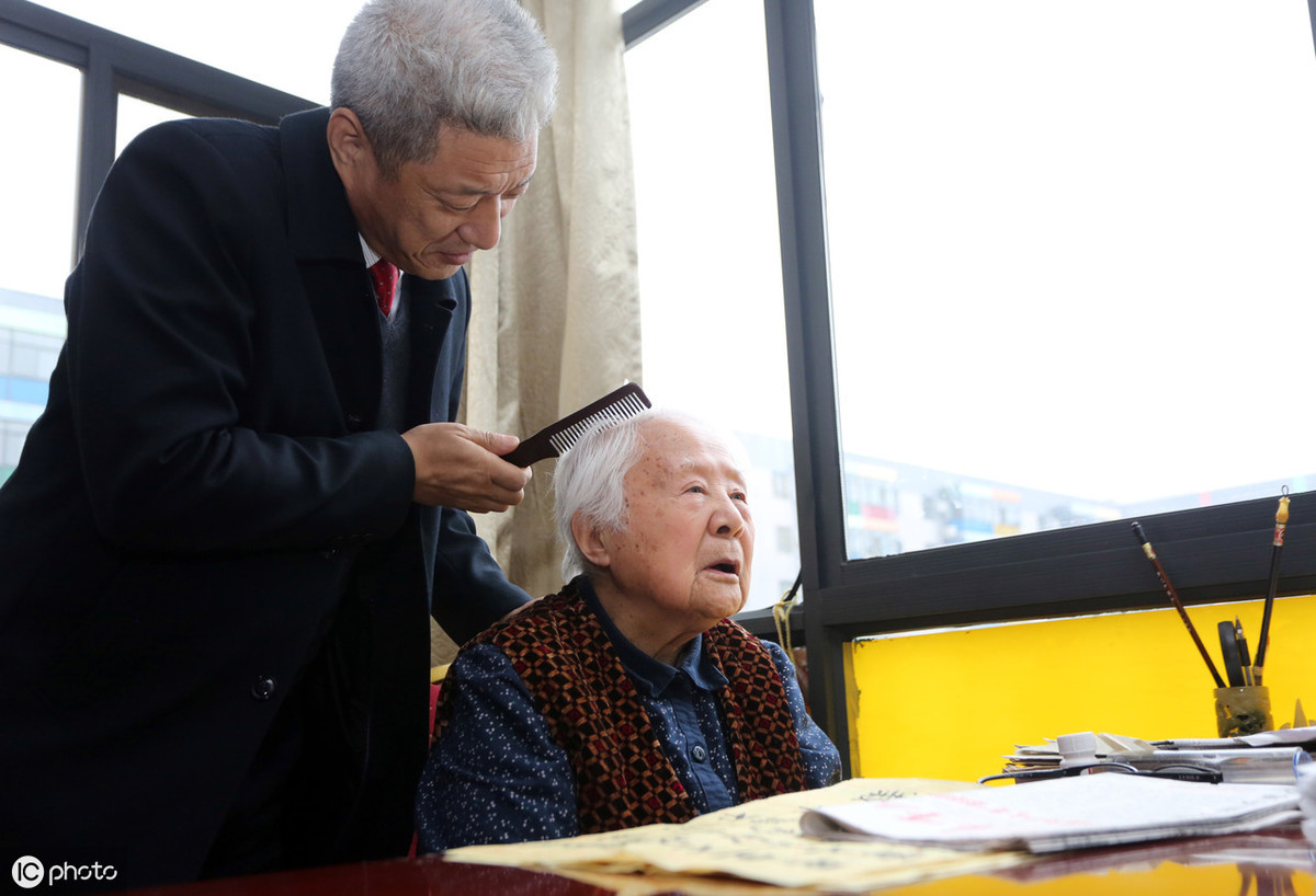 93歲奶奶因吃漢堡走紅,住養老院近10年,不願打擾子女生活