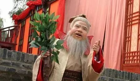 最矮功夫演员,因在水浒传中饰演武大郎成名,被评为国家一级演员