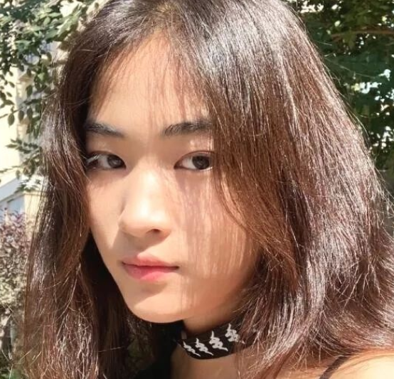 大波浪性感红唇,略显成熟!