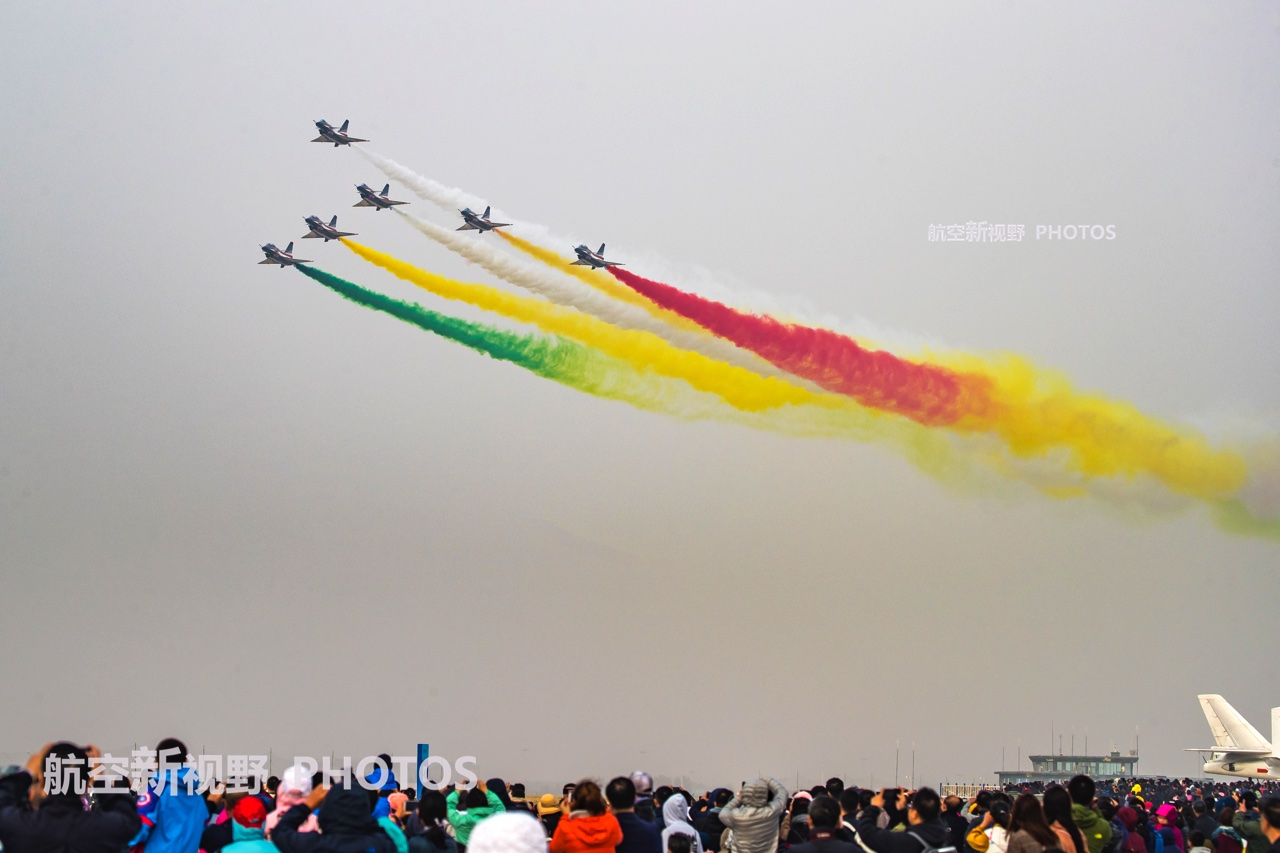 空军八一飞行表演队阴天也很美新拉烟系统功不可没好看又环保