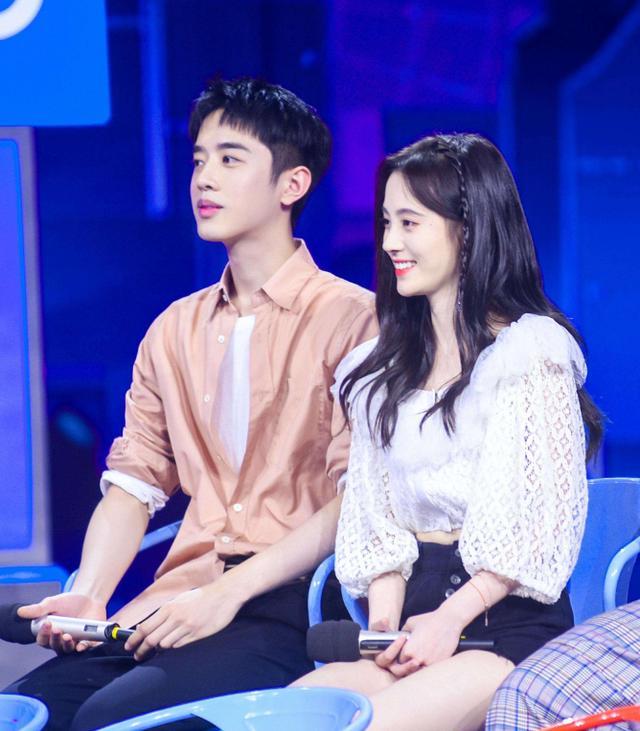 鞠婧祎才是"合影杀手",与身高186的他合影,腿长比例太夸张_梁靖康