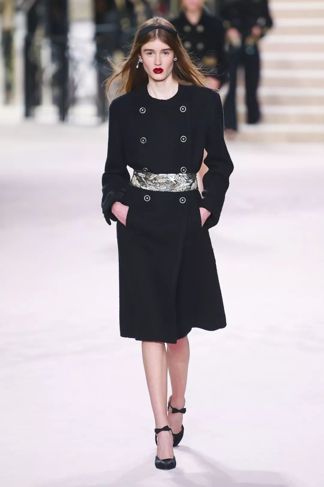 经典的黑白撞色套装搭配带有 chanel 印记的项链,耳饰,包包,优雅贵气