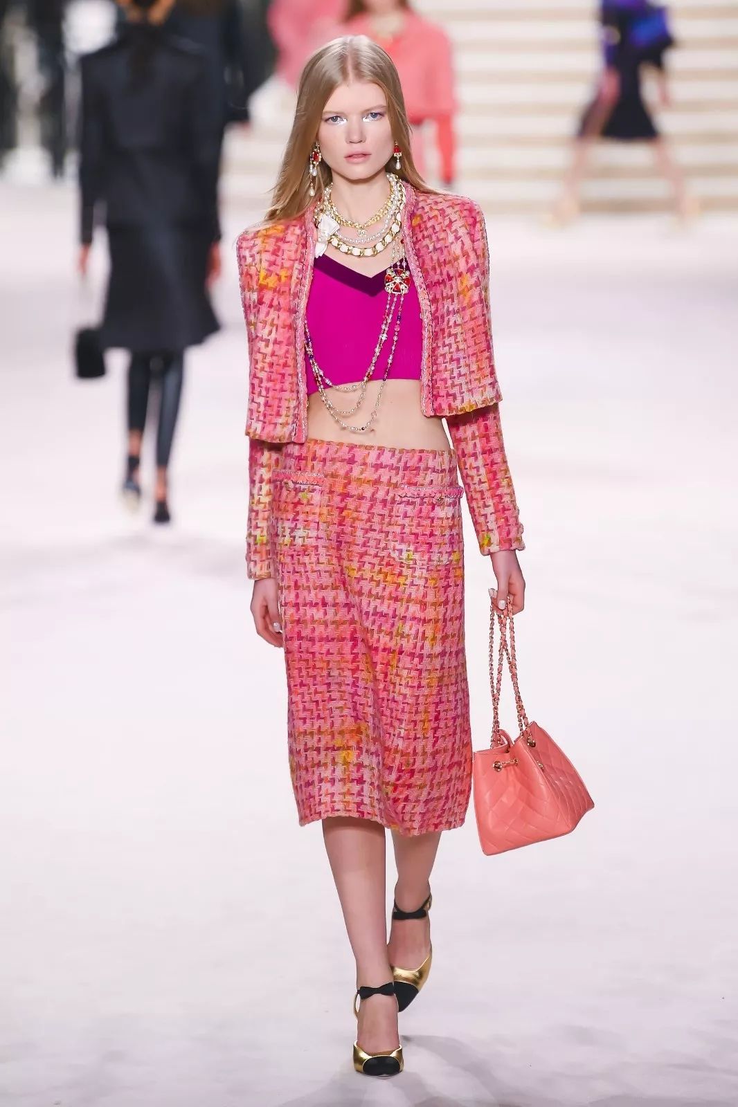 chanel香奈儿高级手工坊系列老佛爷之后新任总监的第一次高级手工时装