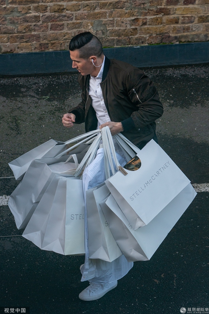 "霉霉"商场扫货心情好 为男友买衣服超贴心