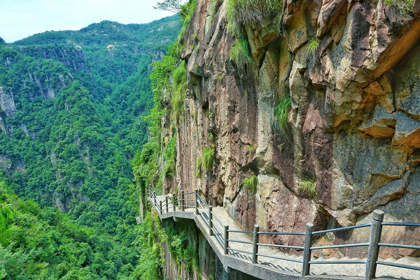 虽然凌云栈道,拔空而出,犹如在山体之上忽然的出现,但其实这里还有一