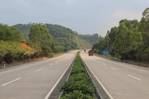 廣昆高速(南寧至梧州岑溪段)改擴建工程即將規劃了,4改8車道還遠嗎?