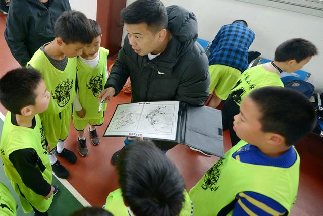 西坞中心小学称霸2019年宁波市奉化区小学生篮球四强赛