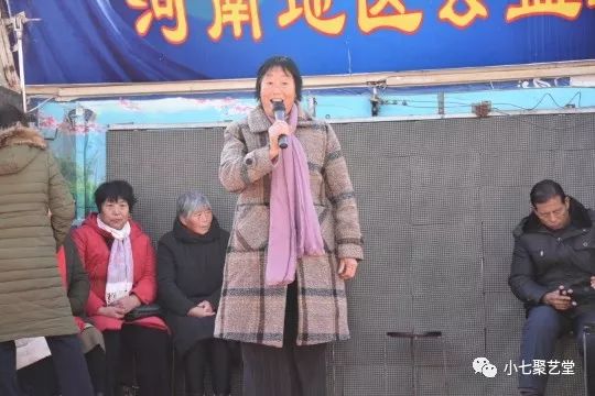 12月3日,卫辉市戏剧家协会演员们优美的唱腔,洒落在庞寨乡梨园二村,为