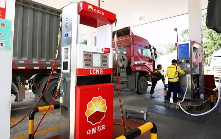 中石油加气站员工正在工作中战略合作取得实质性进展与中国石油天然气