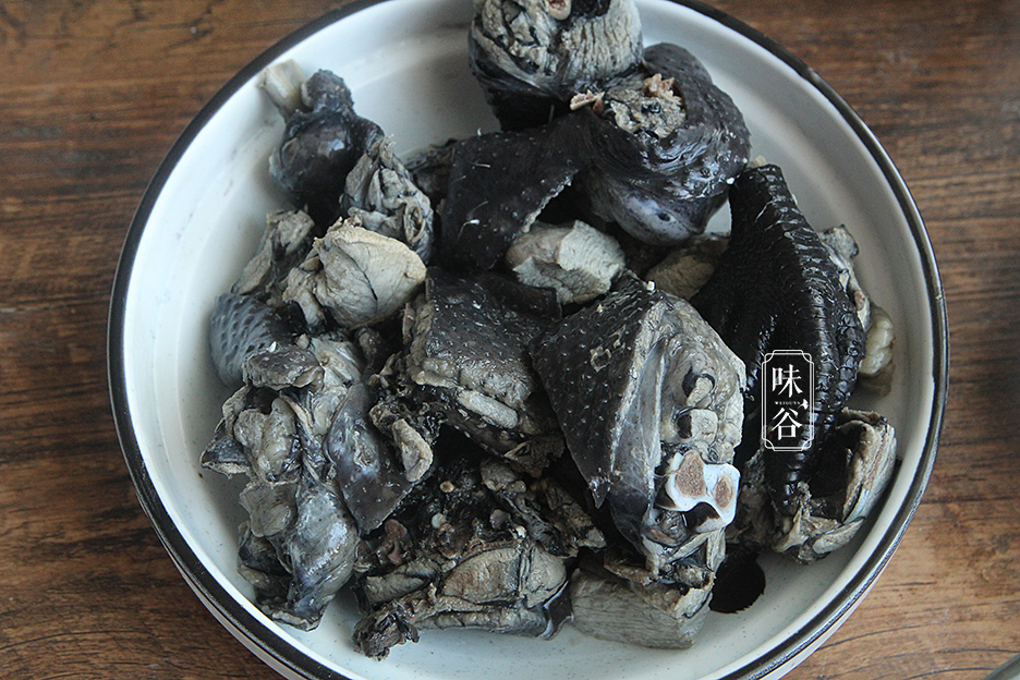 3,乌鸡洗净切块,炖汤可以切稍微大点,放到锅里加清水烧开,放点料酒去