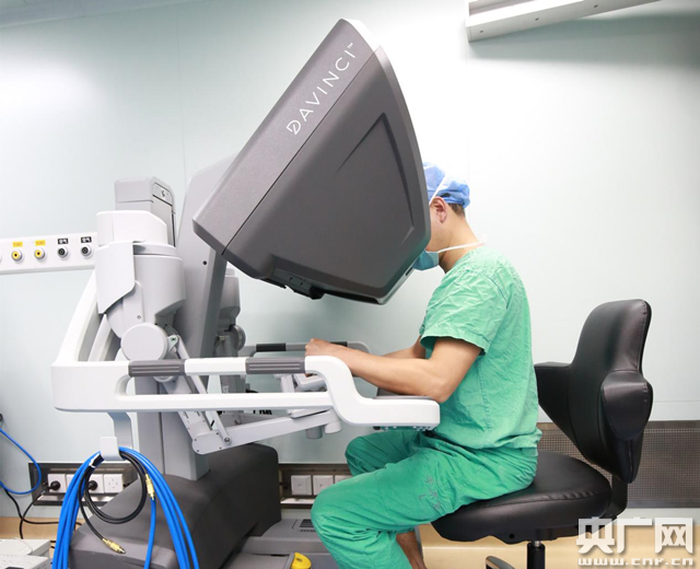 主刀医生胡彦锋正在操作"达芬奇"(央广网发 通讯员供图)